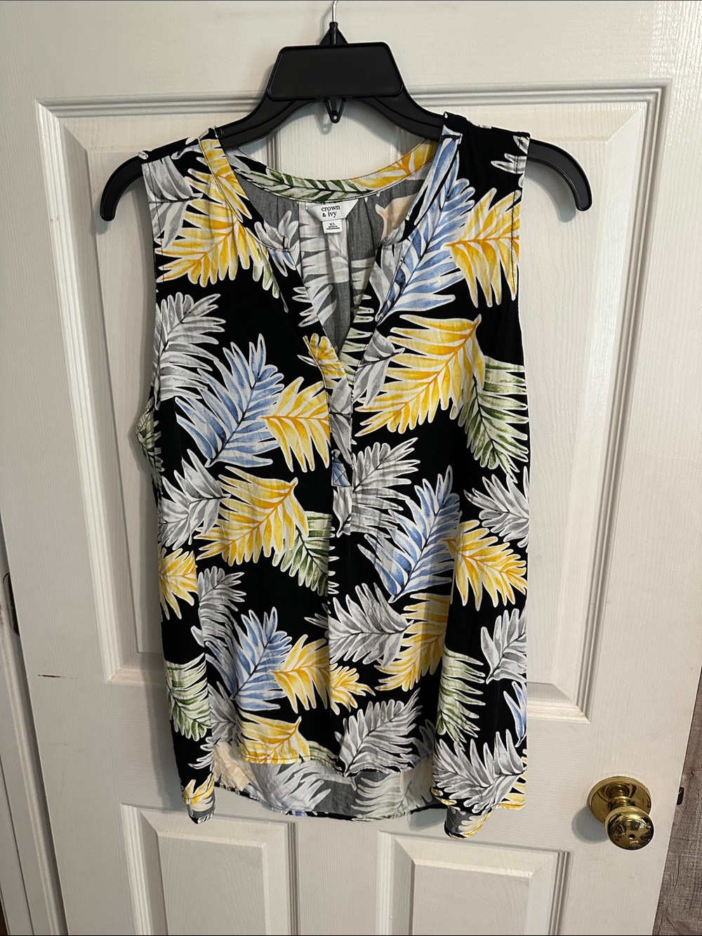 crown & ivy Black Tropical Leaf V-Neck Sleeveless Tank Top